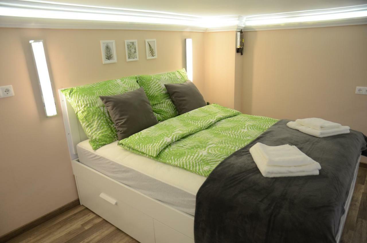 Island In The Downtown With Free Parking Debrecen